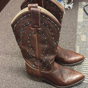 FRYE AND CO. Maple Billy Stud Pull On Boots